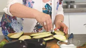 řecká musaka - krok 1 - nasolení lilků