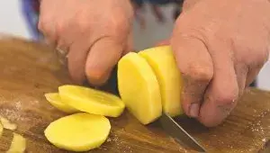 řecká musaka - krok 2 - krájení brambor