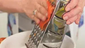 řecká musaka - krok 3 - strouhání rajčat