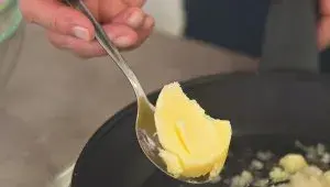 řecká musaka - krok 4 - rozpuštěné máslo