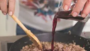 řecká musaka - krok 5 - přidání vína