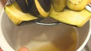 řecká musaka - krok 5 - scezení nasolených lilků