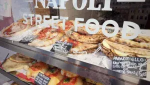 Neapolská pizza všech druhů, včetně smaženého calzone