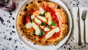 Pravá neapolská pizza je jen jedna. Připravte si ji i vy