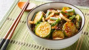 Asijský okurkový salát se sezamem