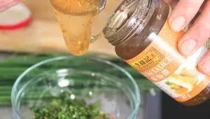 Zeleninové asijské knedlíčky se švestkovou omáčkou - krok 5 - příprava omáčky