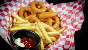 cibulové kroužky s hranolky