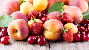 Letní ovoce jahody třešně meruňky broskve