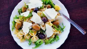těstovinový salát s rukolou, olivami a čerstvým sýrem