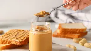 Arašídové máslo chutná na toastu i jen tak na lžičku