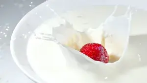 mléko v misce a malina mléko v misce a malina
