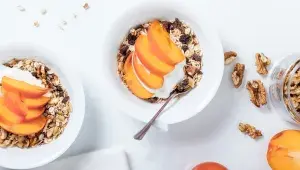 snídaňové cereálie s jogurtem a ovocem snídaňové cereálie s jogurtem a ovocem