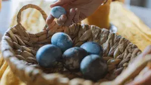 Modrá velikonoční vajíčka v proutěném košíku
