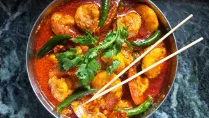 červené kari s krevetami