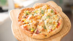 pizza se zeleninou a sýrem na prkénku