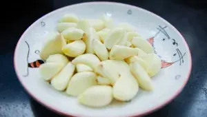 oloupané stroužky česneku