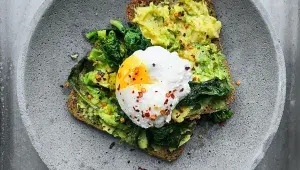 toust s avokádem a pošírovaným vejcem