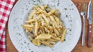těstoviny penne se smetanovou omáčkou