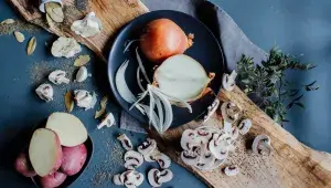 cibule, žampiony, brambory