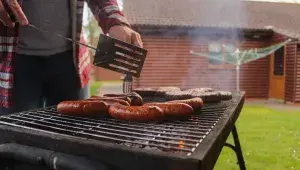 grilování klobás grilování klobás
