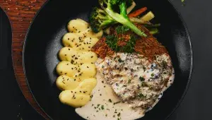 maso s krémovou omáčkou a bramborami