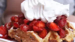 Vafle s jahodami a šlehačkou