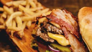 burger se slaninou a hranolkami
