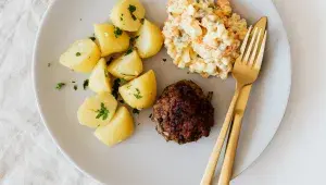 karbanátek s bramborovým salátem