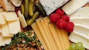 různé druhy sýrů