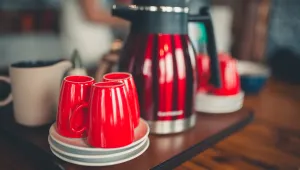 rychlovarná konvice a hrnečky