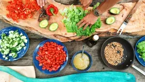 příprava zeleniny - salát, rajčata, paprika, okurky