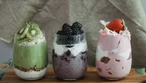 jogurtové poháry s kiwi, jahodami a borůvkami