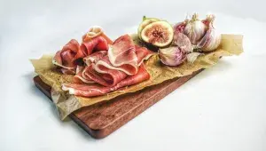 slanina na prkénku s fíky a česnekem