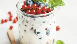 pohár s ovocem a mátou