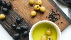černé a zelené olivy a olivový olej