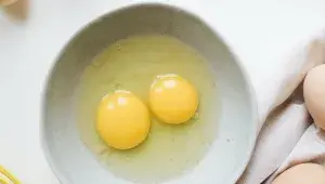 vejce v míse - žloutek a bílek