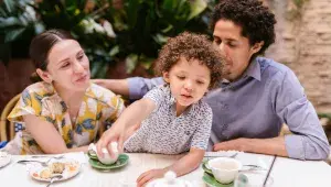 Patří děti do restaurace? Otázka, která budí emoce