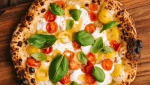 pizza s mozzarellou, rajčaty a čerstvou bazalkou