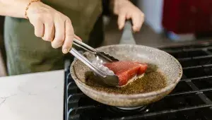 opékání masa na pánvi