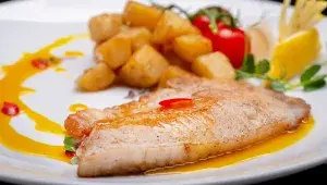 grilovaný losos s pečenými bramborami a zeleninou