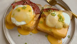 vejce benedikt na stříbrném talíři