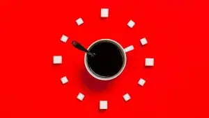 káva a kostkový cukr