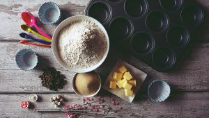 suroviny a forma na pečení muffinů