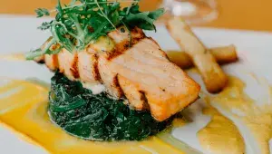 Losos na špenátu s kaparovou omáčkou