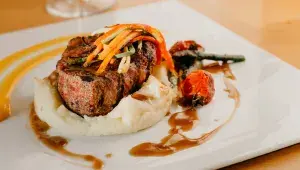 steak s kaší a grilovanou zeleninou