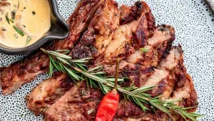 hovězí steak s omáčkou a rozmarínem
