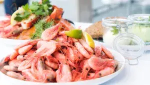 vařené krevety na talíři