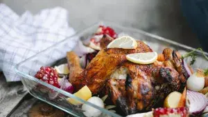 pečené kuře se zeleninou na pekáči