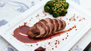 steak s omáčkou a brokolicí