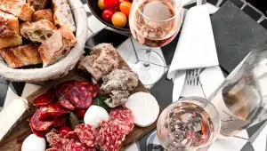 růžové víno uzeniny a sýr